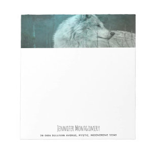 Bloc De Notas Hermoso lobo gris en un bosque oscuro