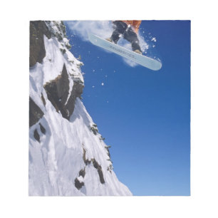 Bloc De Notas Hombre en una snowboard saltando desde una cornisa