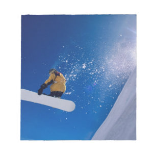 Bloc De Notas Hombre volando por el aire en una snowboard con