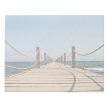 Interminable puente de madera al océano