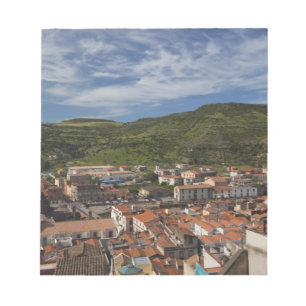 Bloc De Notas Italia, Cerdeña, Bosa. Vista de la ciudad desde Ca
