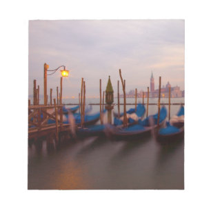 Bloc De Notas Italia, Venecia. Gondolas ancladas al anochecer.
