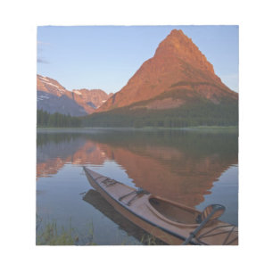 Bloc De Notas Kayak de madera en el lago Swiftcurrent al amanece