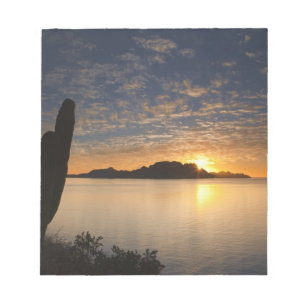 Bloc De Notas La salida del sol sobre Isla Danzante en el Golfo