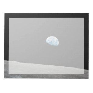 Bloc De Notas La Tierra Se Levanta Sobre El Horizonte Lunar.