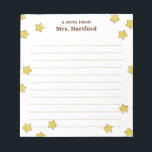 Bloc De Notas Las Estrellas Amarillas Brillantes Formaron Una No<br><div class="desc">Nota blanca A del profesor escolar personalizada con el nombre del profesor en marrón contra un fondo blanco y muchas brillantes estrellas redondas. El cuaderno del profesor con temas de estrella de oro está lleno de líneas y el nombre del profesor. El bloc de notas del profesor personalizado con estrellas...</div>