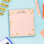 Bloc De Notas Las Estrellas Brillantes Rubor Pink Formaron Una N<br><div class="desc">Rubor rosa Una nota del profesor escolar personalizada con el nombre del profesor en castaño contra un fondo rosado y muchas brillantes estrellas redondas. El billete de profesor con temática de estrella de oro, de color rosa chillón, con líneas y el nombre del profesor. El bloc de notas del profesor...</div>