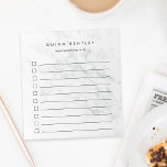 Bloc De Notas Lista de tareas pendientes personalizadas del Márm<br><div class="desc">Personalice esta lista de tareas pendientes de moda con un nombre y una línea adicional de texto personalizado (mostrada con "cosas importantes que hacer") con letras negras modernas en un fondo de mármol veteado pálido y blanco. El bloc de notas de la lista de verificación en línea facilita el seguimiento...</div>