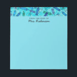 Bloc De Notas Maestra de Crayones Azules de la mesa de<br><div class="desc">Estos cuadernos para profesores presentan un lindo patrón de borde de lápices azules con un fondo azul acuático. El título "DESDE EL ESCRITORIO DE" tiene un nombre que se puede personalizar en escritura con letras a mano moderna. ¡De nuestros corazones a los tuyos,  disfrútenlo!</div>