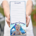 Bloc De Notas Magnético Amar a tu abuela agregar una lista de fotos en lín<br><div class="desc">¡Un panel magnético para los amantes de la lista! Añada la foto de su hijo a esta almohadilla de papel personalizado y regístrele una actualización a su lista de compras. Hace un regalo maravilloso para la familia y los amigos,  sobre todo los abuelitos!!</div>