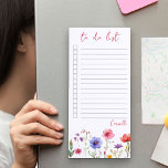 Bloc De Notas Magnético Colorido borde de flores silvestres personalizado<br><div class="desc">Flor silvestre colorida para hacer lista, personalizada con tu nombre. Este diseño de bonito tiene un borde floral de flores silvestres con tipografía escrita a mano. Diseñado como una lista de tareas pendientes, el bloc de notas incluye líneas gobernadas y casillas de verificación para ayudar a mantener las listas marcadas....</div>