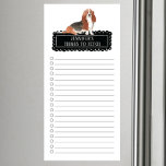 Bloc de notas magnético de la lista de compras de<br><div class="desc">Cosas adorables para atrapar al perro de Basset Hound con un marco negro de pizarra personalizado con su nombre.</div>
