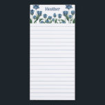Bloc De Notas Magnético Flores salvajes azules de bonito con tu nombre<br><div class="desc">Tablero florido enlucido que puedes colgar en tu frigorífico impreso con tu nombre en un original tipo de letra azul extravagante con flores silvestres azules bonitos en diferentes etapas de floración. Tablero magnético floral azul personalizado con tu nombre en encantadoras letras azules rodeadas de muchas flores azules bonitos.</div>
