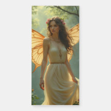 Hada con vestido blanco en el bosque