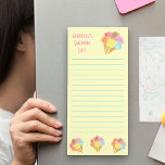 Bloc De Notas Magnético Lista de compras personalizadas de los teléfonos P<br><div class="desc">Esta almohadilla magnética de bonito está diseñada para que usted mantenga una lista de compras práctica en su refrigerador. Su fondo es amarillo pastel y está decorado con ramos de helados coloridos. La plantilla está preparada para que usted añada su nombre o texto personalizado - el texto de ejemplo actualmente...</div>