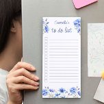 Bloc De Notas Magnético Lista de flor silvestre azul de bonito personaliza<br><div class="desc">Flor silvestre de bonito a hacer lista para personalizar con tu nombre. Este diseño floral acuático tiene un borde de flores silvestres en tonos azules con tipografía con letras a mano. Diseñado como una lista de tareas pendientes, el bloc de notas incluye líneas gobernadas y casillas de verificación para ayudar...</div>