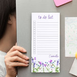 Bloc De Notas Magnético Lista De Flora Morada Delicada De Flor Silvestre<br><div class="desc">Personalizado para hacer una lista con delicadas flores silvestres moradas. Este diseño floral de acuarela de bonito tiene un borde de flores silvestres con tipografía con letras a mano. Diseñado como una lista de tareas pendientes, el bloc de notas incluye líneas gobernadas y casillas de verificación para ayudar a mantener...</div>