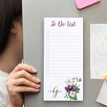 Bloc De Notas Magnético Lista de floral de color de agua morado monogramad<br><div class="desc">Personalice este bloc de notas magnético de bonito con su monograma. La plantilla está configurada para que agregue su nombre e inicial (pero puede dejar cualquiera de las secciones en blanco si prefiere tener una u otra). Este diseño floral de acuarela femenina tiene flores moradas y blancas de bonito con...</div>