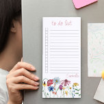 Bloc De Notas Magnético Lista de tareas personalizada de Bonito de borde d<br><div class="desc">Flor silvestre de bonito a hacer lista para personalizar con tu nombre. Este diseño floral acuático tiene un borde de flores silvestres que incluyen amapola, margarita, conflor y flor de maíz, con tipografía con letras a mano. Diseñado como una lista de tareas pendientes, el bloc de notas incluye líneas gobernadas...</div>