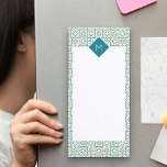 Bloc De Notas Magnético Patrón de mosaicos azul blanco español monogramado<br><div class="desc">Personalice este bloc de notas magnético y colóquelo en su nevera o en su armario. La plantilla está preparada para que añada su inicial al marco de monograma. Este diseño tiene un elegante borde de azulejos españoles, en naranja azul, blanco y pálido. El bloc de notas también tiene mucho espacio...</div>