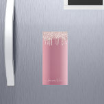 Bloc De Notas Magnético Purpurina de oro rosa rosado gotea glam monograma<br><div class="desc">Decorado con rosa de oro falso purpurina goteo, pintura goteo. Elegante color rosa falso de fondo metálico. Personalice y agregue su nombre, escrito con un guión moderno de estilo con letras a mano con barras. Letras de color oro rosa claro. Para que los cambios sólo eliminen el nombre del ejemplo,...</div>