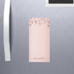 Bloc De Notas Magnético Rosa dorado rosado estrellas de goteo monograma no<br><div class="desc">Un elegante, jovial, glam notepad. Faux rosa de oro, cobre brillante y estrellas purpurinoso. oro Rosa, fondo de gradiente rosado. Personalice y agregue su nombre, escrito con un guión moderno de estilo con letras a mano con barras. Letras de color oro Rosa. Para que los cambios sólo eliminen el nombre...</div>