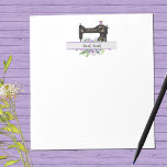 Bloc De Notas Máquina de coser violeta con sabor morado<br><div class="desc">Un bloc de notas con temática de coser de bonito adornado con una máquina de coser de estilo vintage. Se acentúa con el monograma elegido y el texto del nombre colocado sobre un lujoso ramo de flores púrpura pastel. Simplemente edite el monograma y el nombre.</div>