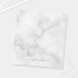 Bloc De Notas Mármol blanco con el nombre personalizado del guió<br><div class="desc">Moderno Script Nombre personalizado Regalo de mármol blanco con nombre personalizado con estilo de letra de escritura moderno gris sobre fondo de mármol blanco.</div>