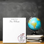 Bloc De Notas Mejor Maestra del Mundo, Manzana Roja, Apreciación<br><div class="desc">'Una nota de [Nombre del profesor]' y un contorno de manzana roja con el texto 'Mejor profesor del mundo' inscrito en el Bloc de notas del Día de Apreciación del Profesor personalizado. Imagina sorprender a tu profesor favorito con estas divertidas y coloridas notas pegajosas o comprarlo por ti mismo. El...</div>