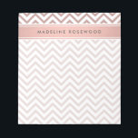 Bloc De Notas Moda Moderno Rosa Dorado Chevron Monogramado<br><div class="desc">Añada un accesorio elegante y personalizado a su escritorio con este bloc de notas moderno de moda. El diseño presenta un patrón de chevron zig-zag de Relieve metalizado de oro rosa de color rosado y su nombre u otro texto personalizado en una tipografía simple de color gris oscuro. Este elegante...</div>