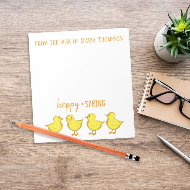 Bloc De Notas Modas de Pascua Primavera Temprana  (Happy Spring personalized desk paper with cute yellow chicks and seasonal header.)