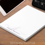 Bloc De Notas Modern Script Monograma Iniciales Minimalista Púrp<br><div class="desc">Nota moderna personalizada con sencillos guiones de caligrafía o monograma y nombre en color púrpura claro y oscuro. CAMBIOS: El estilo, el color, el tamaño y la ubicación del tipo de letra del texto se pueden cambiar haciendo clic en el PERSONALIZAR MÁS AÚN debajo de la sección PERSONALIZAR para obtener...</div>