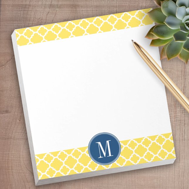 Bloc De Notas Monograma del patrón de cuatrefoil amarillo y nava (Personalized notepad - great for a gift or your home office)