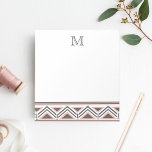 Bloc De Notas Monograma del patrón tribal geométrico de coral y<br><div class="desc">Vestir sus notas diarias, listas de compras y tareas pendientes con esta nota de moda. El diseño presenta un patrón tribal elegante y moderno de coral y triángulo gris a lo largo de la parte inferior, con un solo monograma inicial en la parte superior para la coordinación de las letras...</div>