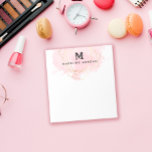 Bloc De Notas Monograma geométrico de color de agua rosada Faux<br><div class="desc">Bonito monogramada de la barra con su inicial en negro contra una salpicadura de color rosa rosa rosado dentro de tenues líneas geométricas de falso oro. ¡Personaliza también tu nombre!</div>