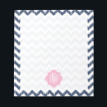 Bloc de notas monogramado Blue Chevron Ikat<br><div class="desc">Un bloc de notas con un diseño de mimbre azul. Personalice el diseño con su monograma sobre el diseño de la hoja de cuatreil rosa.</div>