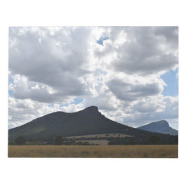 Bloc De Notas Montes de esturión y abrupto bajo nubes dramáticas