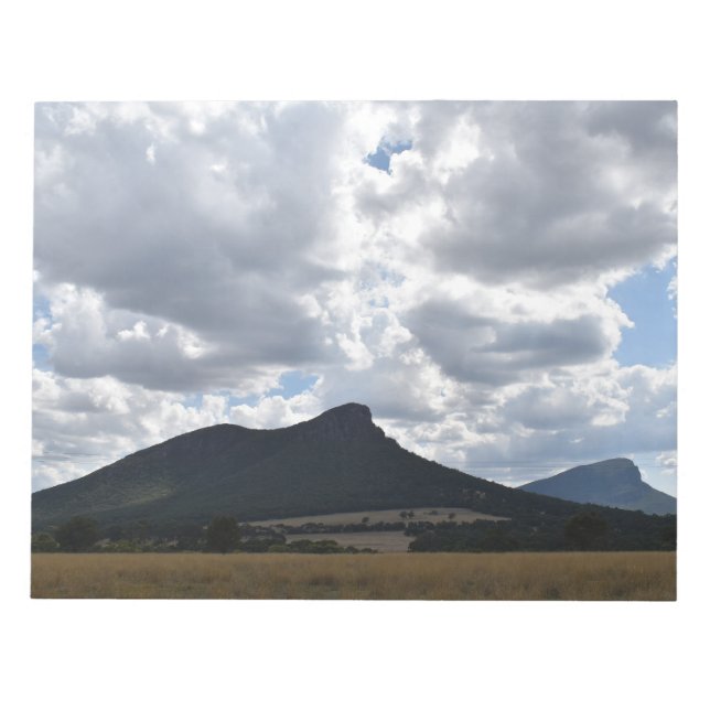 Bloc De Notas Montes de esturión y abrupto bajo nubes dramáticas (Frente)