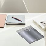 Bloc De Notas Nombre del purpurina plateado<br><div class="desc">Decorado con un falso goteo purpurina plateado,  con pinturas a goteo. Elegante fondo metálico falso plateado. Plantilla para su nombre en gris claro escrito con un guión de estilo con letras a mano.</div>