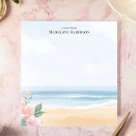 Bloc De Notas Nombre personalizado de la florida suave pastel Be<br><div class="desc">Podrá disfrutar de la tranquilidad de la orilla del mar con esta nota personalizada. Una playa tranquila, con olas suaves, arena suave y delicadas flores rosas, adorna la parte inferior del diseño. La paleta de colores pastel crea un ambiente tranquilo y elegante. Añada el texto de su personalizado para que...</div>