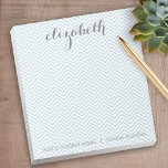 Bloc De Notas Nombre personalizado de los Chevrons azules y gris<br><div class="desc">Un diseño hermoso y femenino,  perfecto para las niñas y hasta para las novias. Si necesita mover elementos,  haga clic en el área de diseño para realizar cambios.</div>