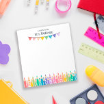Bloc De Notas Nota De Un Colorido De Pénlillos De La Escuela<br><div class="desc">Una nota del profesor de escuela personalizada con el nombre del profesor encima de los coloridos pancartas y una hilera de lápices de colores, algunos con patrones, en suaves colores arcoiris. El profesor de guardería no tiene cuaderno con lápices de colores y una bandera de aferramiento en tonos suaves del...</div>