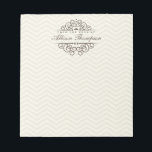 Bloc De Notas Notepad de escritorio personalizado de Moda de Che<br><div class="desc">Un elegante y sutil fondo de chevron y un borde de desplazamiento cursi alrededor de tu nombre hacen de esta nota un regalo encantador para mamás,  profesores,  o sólo para ti mismo. Perfecto para escribir notas a la escuela,  hacer listas o dejar notas de amor.</div>