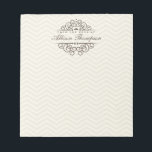 Bloc De Notas Notepad de escritorio personalizado de Moda de Che<br><div class="desc">Un elegante y sutil fondo de chevron y un borde de desplazamiento cursi alrededor de tu nombre hacen de esta nota un regalo encantador para mamás,  profesores,  o sólo para ti mismo. Perfecto para escribir notas a la escuela,  hacer listas o dejar notas de amor.</div>