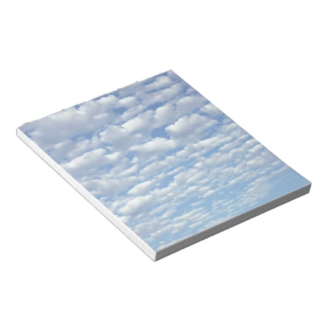 Bloc De Notas Nubes esponjosas sobre el hermoso cielo azul (Lado Derecho)