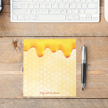 Bloc De Notas Patrón de abeja dorada miel nombre de goteo<br><div class="desc">¡Añade algo de diversión y humor a tus listas de compras de compras de verano o a tu oficina en casa! Fondo amarillo y blanco con un patrón de abeja. Decorada con miel de goteo. Su nombre escrito con una escritura de estilo con letras a mano dorada.</div>