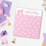 Bloc De Notas Patrón de arco rosado lindo del escritorio de nomb<br><div class="desc">Almohadilla de notas personalizada de color rosa bonito con un patrón de arcos blancos contra un fondo rosado. En la parte superior de la muela,  desde el escritorio de Tu Nombre,  con tu nombre en un hermoso guion rosado al lado de un arco personalizado en rosa.</div>