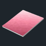 Bloc De Notas Patrón de malla geométrica gradiente de luz rosa R<br><div class="desc">Color del año. Patrón de malla geométrica de gradiente oscuro magenta. Malla geométrica triangular con gradiente oscuro rosa oscuro claro.</div>