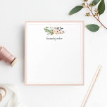 Bloc De Notas Peach Meadow | Personalizado<br><div class="desc">El diseño personalizado de la moda presenta un conjunto de flores rosadas y botánicos verdes en la parte superior,  con su nombre o elección de personalización bajo la tipografía de pincel con letras a mano. El aspecto se completa con un delgado borde doble de color rosa rubor.</div>