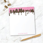 Bloc De Notas Perforación de crema de hielo divertida personaliz<br><div class="desc">Este divertido bloc de notas personalizado cuenta con un borde en la parte superior de fresas y helados de chocolate con tu nombre en una fuente informal. Este dulce diseño es una excelente elección para cualquiera Y hace un regalo divertido!</div>